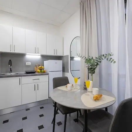 Lena's In Palace Apartment