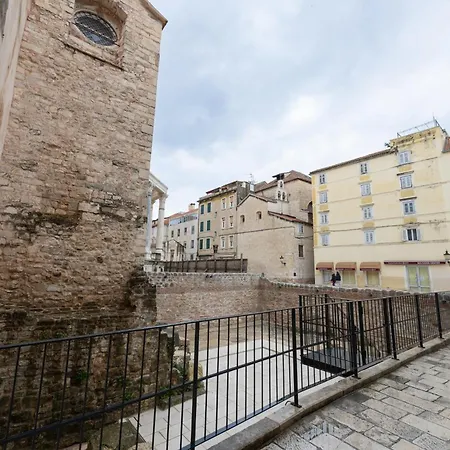 Lena's In Palace 아파트